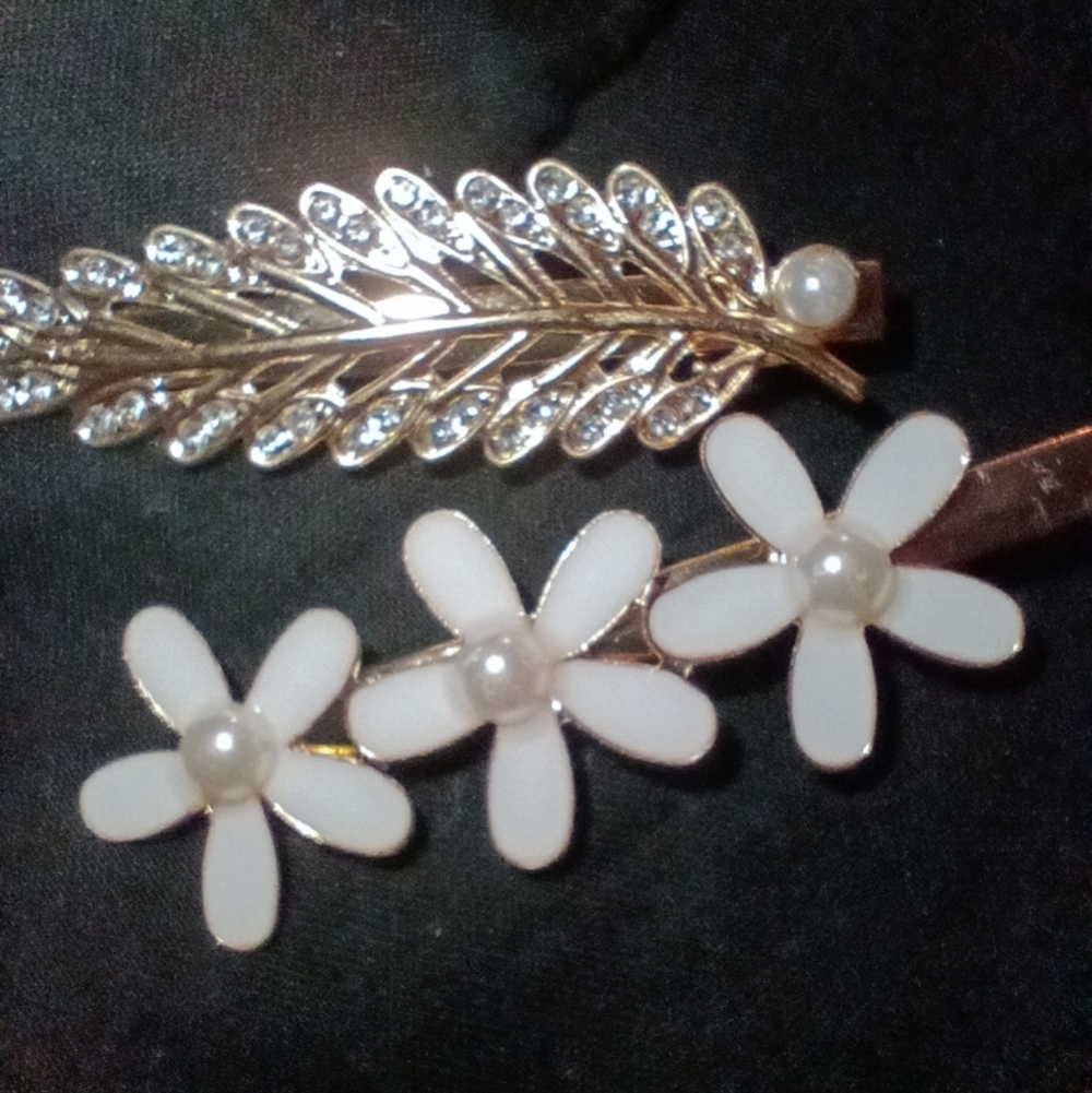Elegant Daisy Flower & Rhinestone Leaf Hair Clip Pair